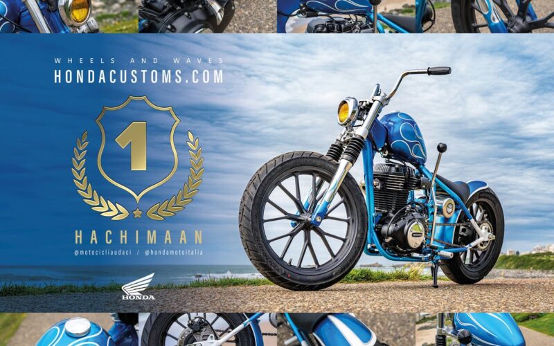 motocicleta custom made de culoare albastra pe o plaja