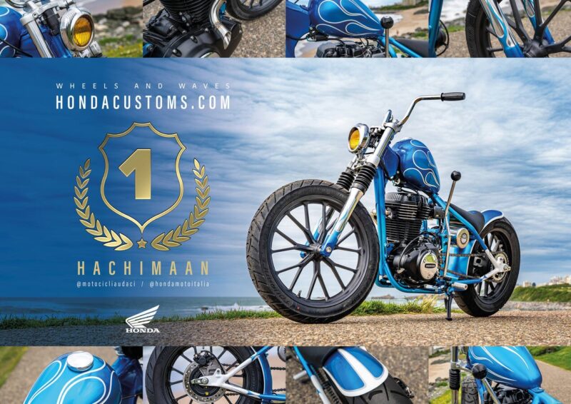 motocicleta custom made de culoare albastra pe o plaja