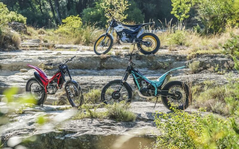 Motociclete de triatlon 3 la numar fotografiate pe teren accidentat