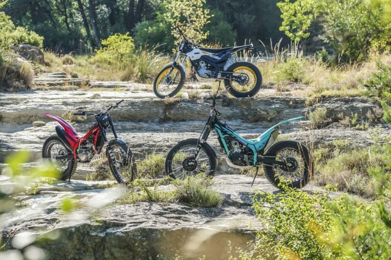 Motociclete de triatlon 3 la numar fotografiate pe teren accidentat