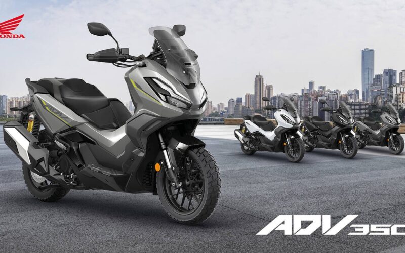 poster cu 4 scutere honda si cu un oras in fundal