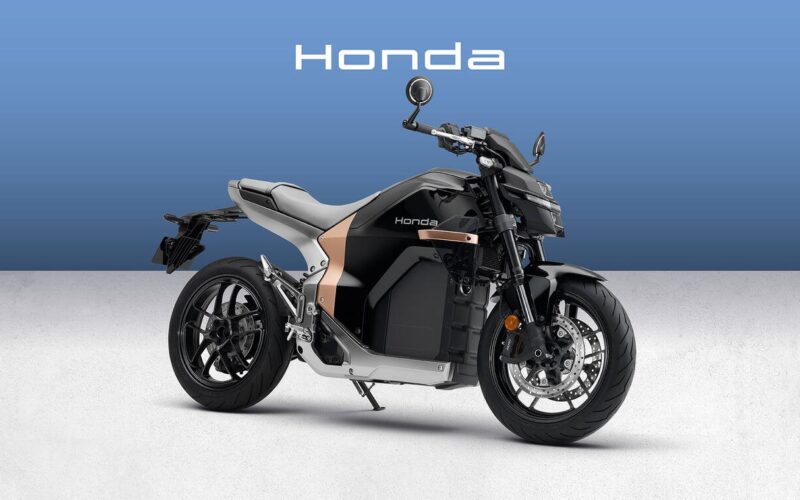 motocicleta honda electrica de culoare neagra cu un fundal blue gri