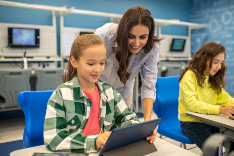 Majoritatea românilor cred că digitalizarea educației este benefică pentru societate / 43% consideră că inteligența artificială e o alternativă mai ieftină la meditații
