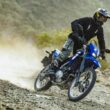 motocicleta adventure de culoare albastra pe teren accidentat de munta