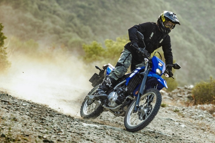 motocicleta adventure de culoare albastra pe teren accidentat de munta