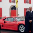 Hamilton lângă un Ferrari