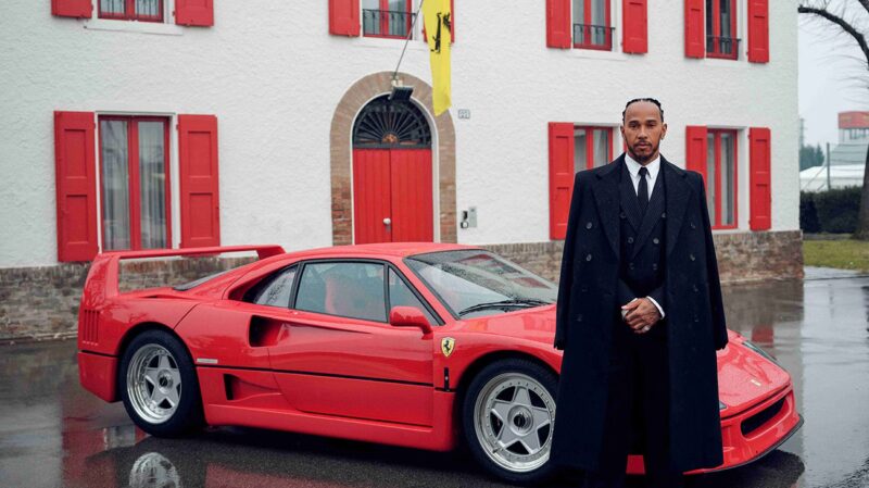 Hamilton lângă un Ferrari