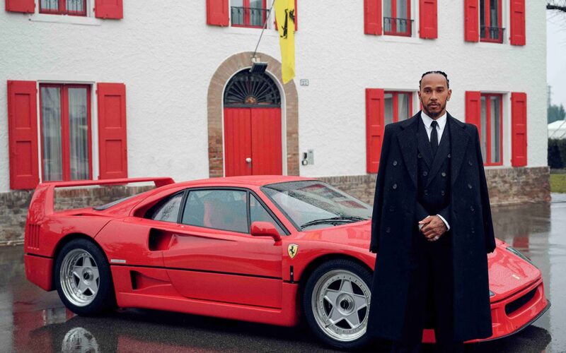 Hamilton lângă un Ferrari