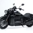 motocicleta cruiser neagra pe fundal alb
