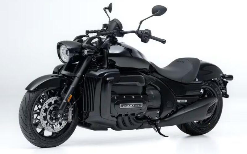 motocicleta cruiser neagra pe fundal alb