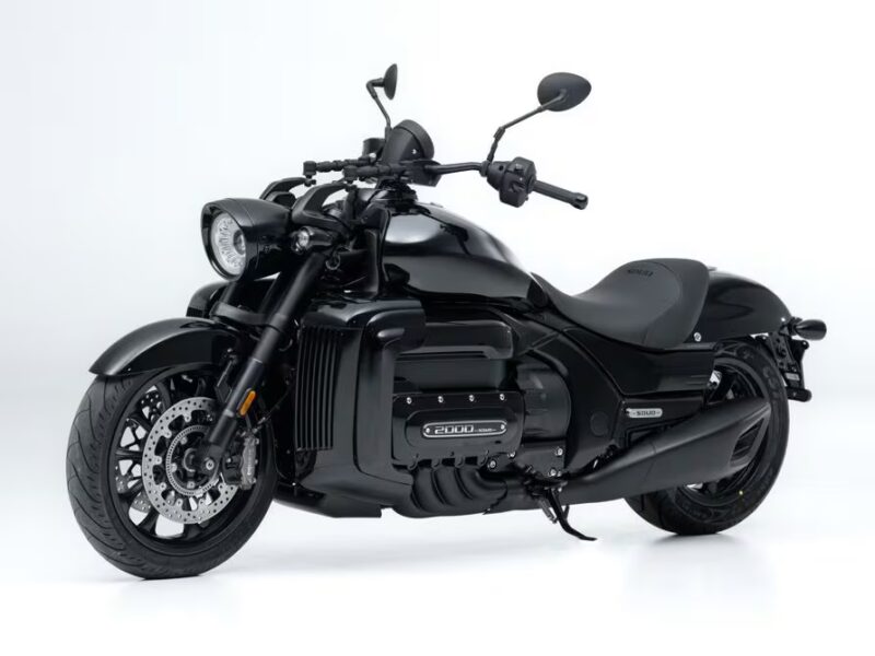 motocicleta cruiser neagra pe fundal alb