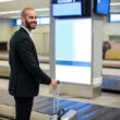 un pasager se afla pe un aeroport la zona de recuperare bagaje