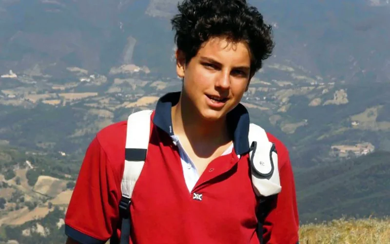 Papa Leon al XIV-lea îl declară pe adolescentul geniu al calculatoarelor Carlo Acutis, „influencerul lui Dumnezeu” care a murit la vârsta de 15 ani, primul sfânt din generația noului mileniu