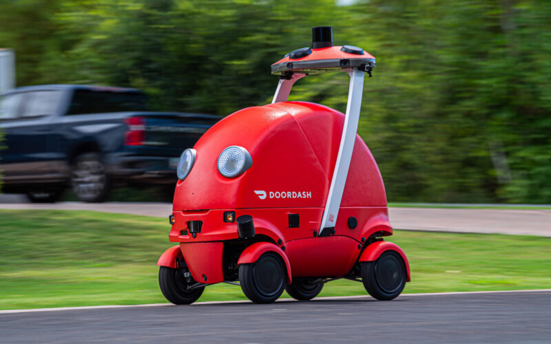 DoorDash lansează robotul de livrare DOT și un cântar inteligent în cadrul debutului său în domeniul hardware pentru platforma sa autonomă de livrare