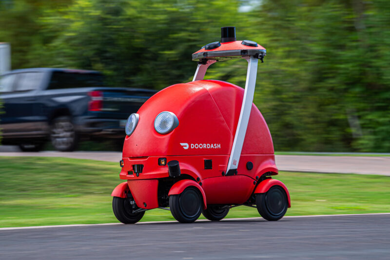 DoorDash lansează robotul de livrare DOT și un cântar inteligent în cadrul debutului său în domeniul hardware pentru platforma sa autonomă de livrare