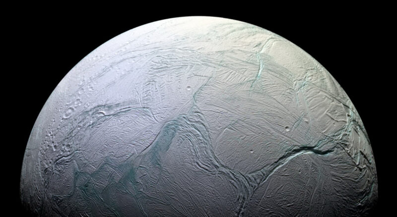 Enceladus, luna planetei Saturn
