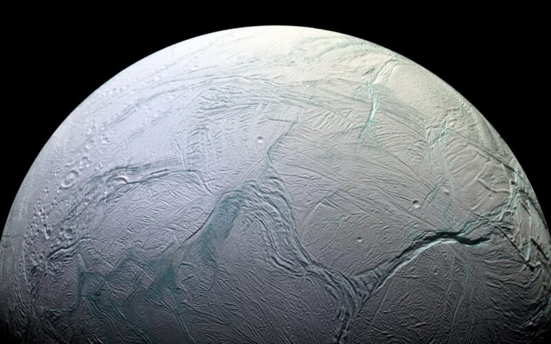 Enceladus, luna planetei Saturn