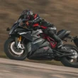 motocicleta electrica supersport fotografiata in viteza pe curbe
