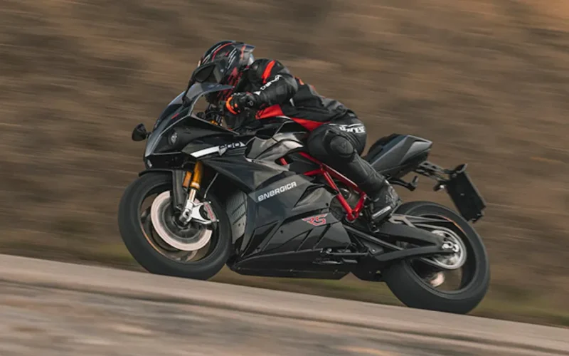 motocicleta electrica supersport fotografiata in viteza pe curbe