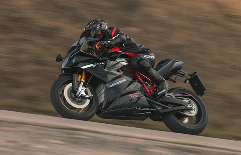 motocicleta electrica supersport fotografiata in viteza pe curbe