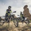 doua motociclete cross fotografiate pe teren accidentat