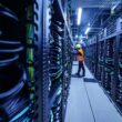 Un operator lucrează la supercomputerul Jupiter