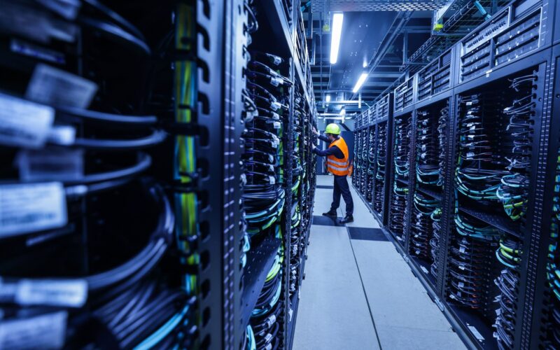 Un operator lucrează la supercomputerul Jupiter