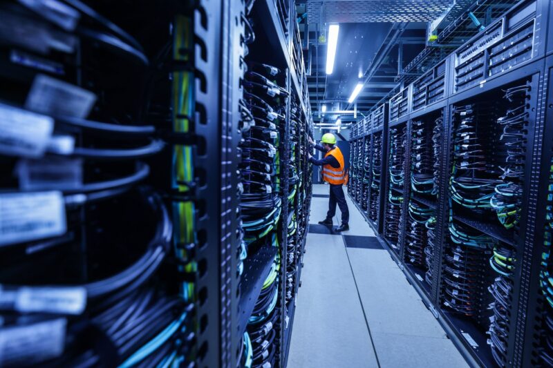 Un operator lucrează la supercomputerul Jupiter