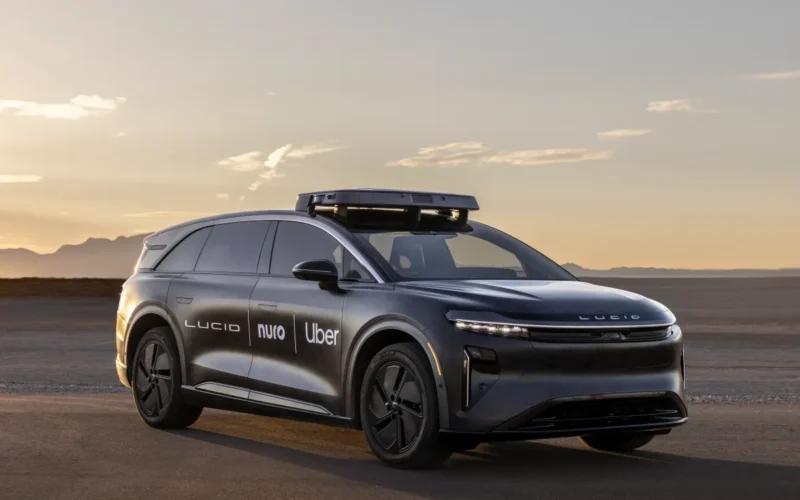 un prototip Lucid echipat cu hardware pentru conducere autonoma de la Nuro