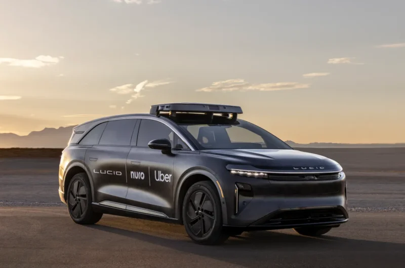 un prototip Lucid echipat cu hardware pentru conducere autonoma de la Nuro