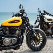 doua motocilete cruiser una galbena si una alba la malul marii