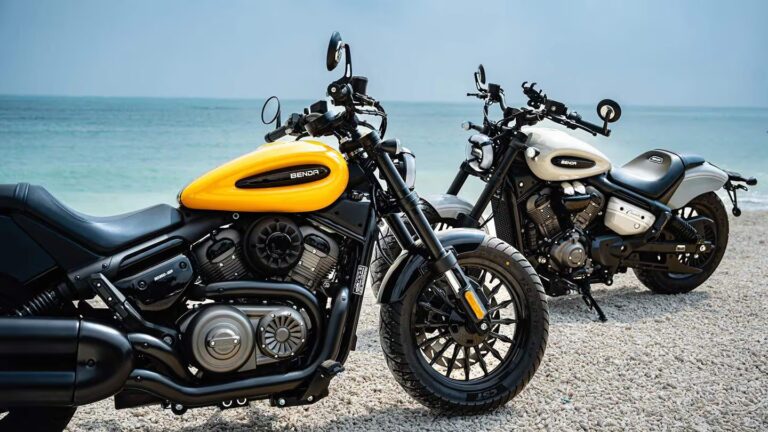 doua motocilete cruiser una galbena si una alba la malul marii