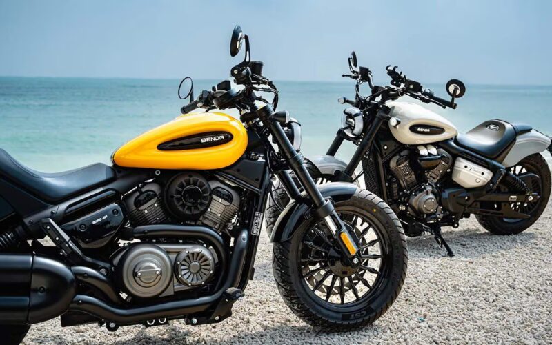 doua motocilete cruiser una galbena si una alba la malul marii
