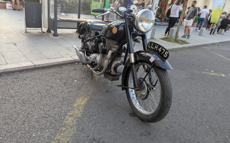 motocicleta neagra vintage
