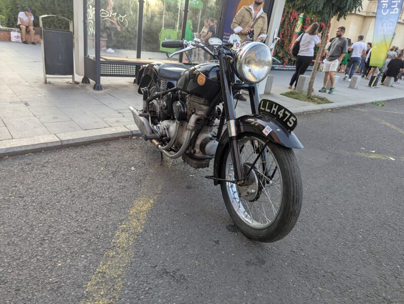 motocicleta neagra vintage