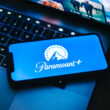 Logo paramount+ pe ecranul unui telefon