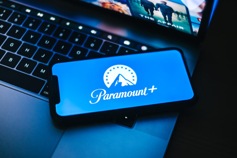 Logo paramount+ pe ecranul unui telefon