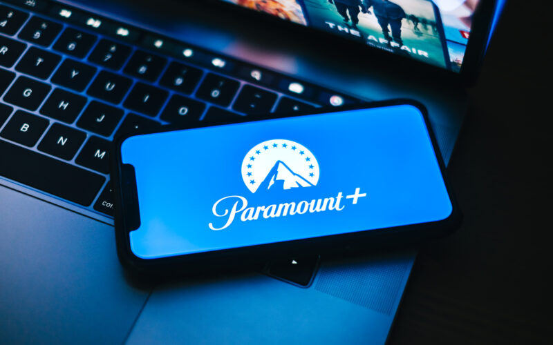 Logo paramount+ pe ecranul unui telefon
