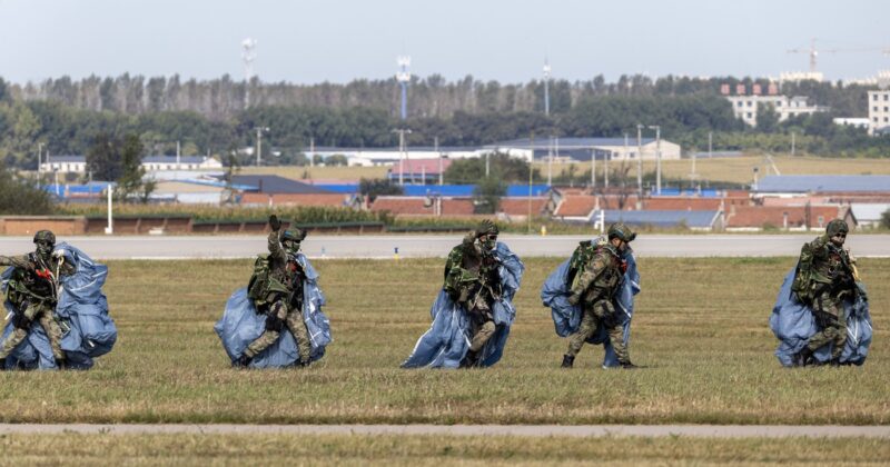 Trupe aeropurtate din China