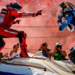 doi piloti motogp in fata multimii unul imbracat in rosu altul in albastru