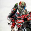 pilot motogp pe o potocicleta de culoare rosie