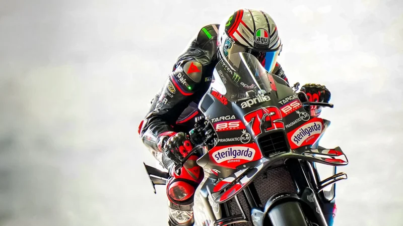 pilot motogp pe o potocicleta de culoare rosie