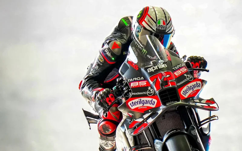 pilot motogp pe o potocicleta de culoare rosie