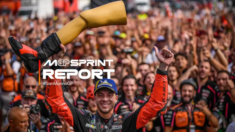 pilot motogp celebrand castigul unei curse inconjurat de multime