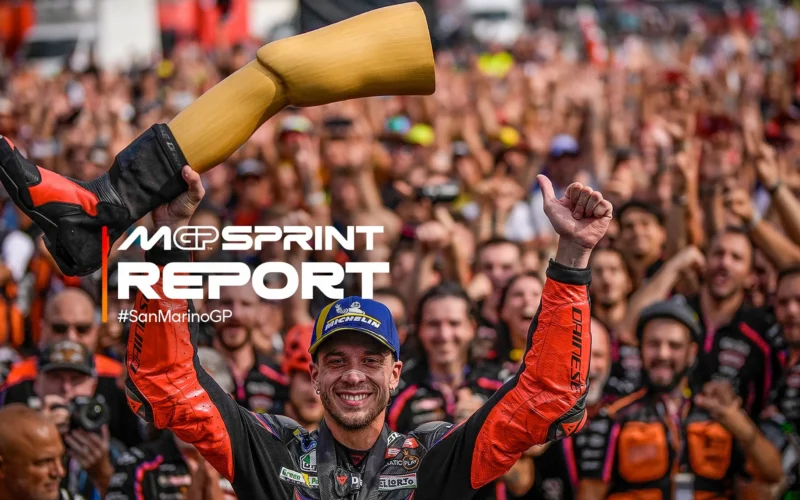 pilot motogp celebrand castigul unei curse inconjurat de multime