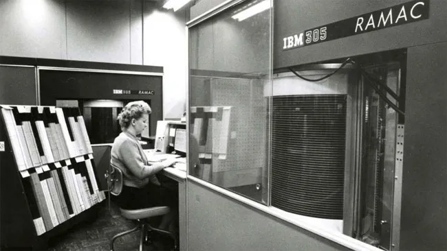 Se împlinesc 69 de ani de când IBM a anunțat primul HDD din lume, unitatea de stocare pe disc RAMAC 350 de 3,75 MB