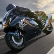 motocicleta super sport fotografiata pe sosea de culoare neagra