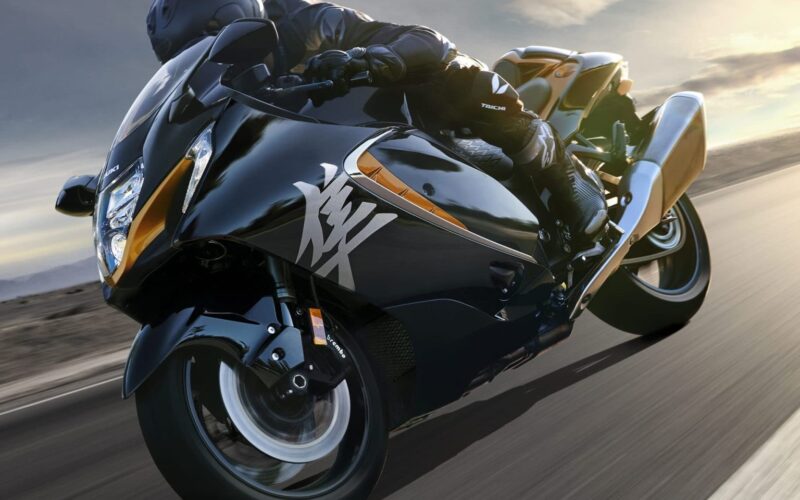 motocicleta super sport fotografiata pe sosea de culoare neagra
