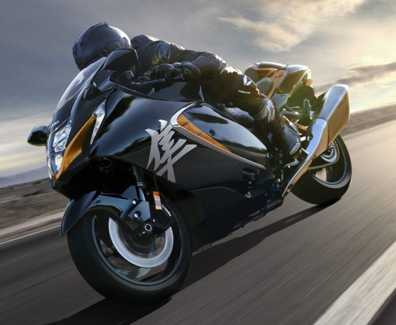 motocicleta super sport fotografiata pe sosea de culoare neagra