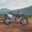 motocicleta offroad pe teren accidentat in zona montana
